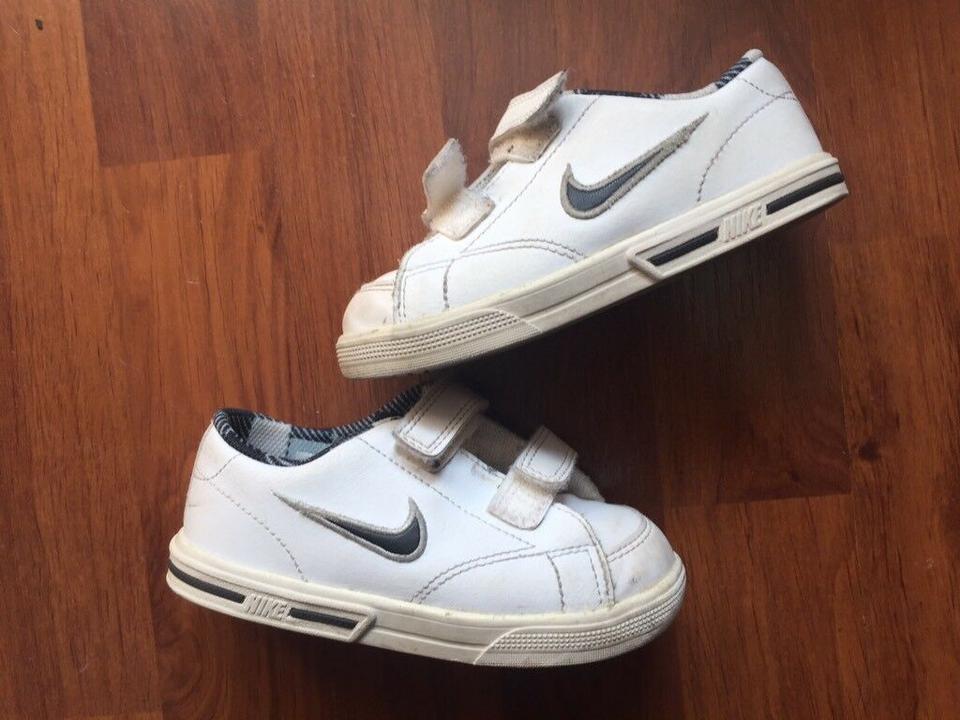 Nike Capri Kinder Schuhe Sneaker weiB 25 in Frankfurt am Main Oberrad Gebrauchte Kinderschuhe GroBe 25 kaufen kleinanzeigen