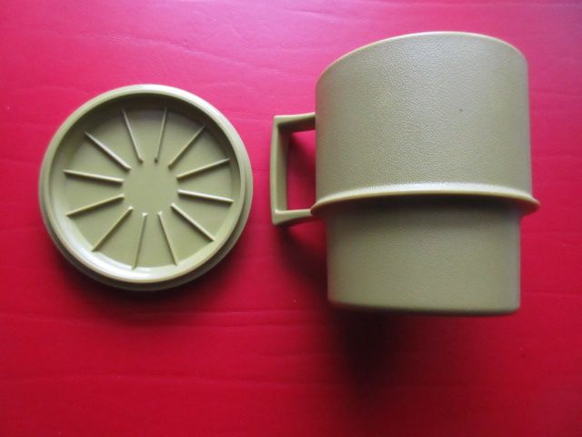 Tasse mit Deckel Tupperware khaki wie NEU in Mörfelden-Walldorf