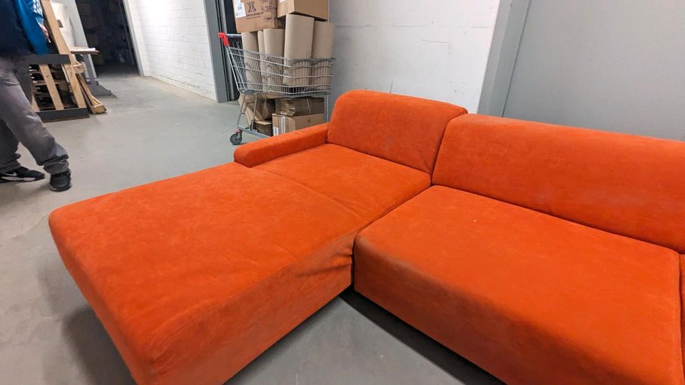 Riesengrosses orangenes Sofa in Berlin