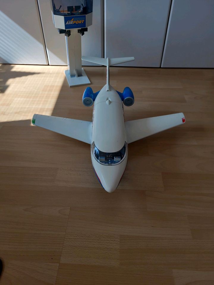 PLAYMOBIL City Action Flughafen mit Tower und 2 Flugzeugen in Verl