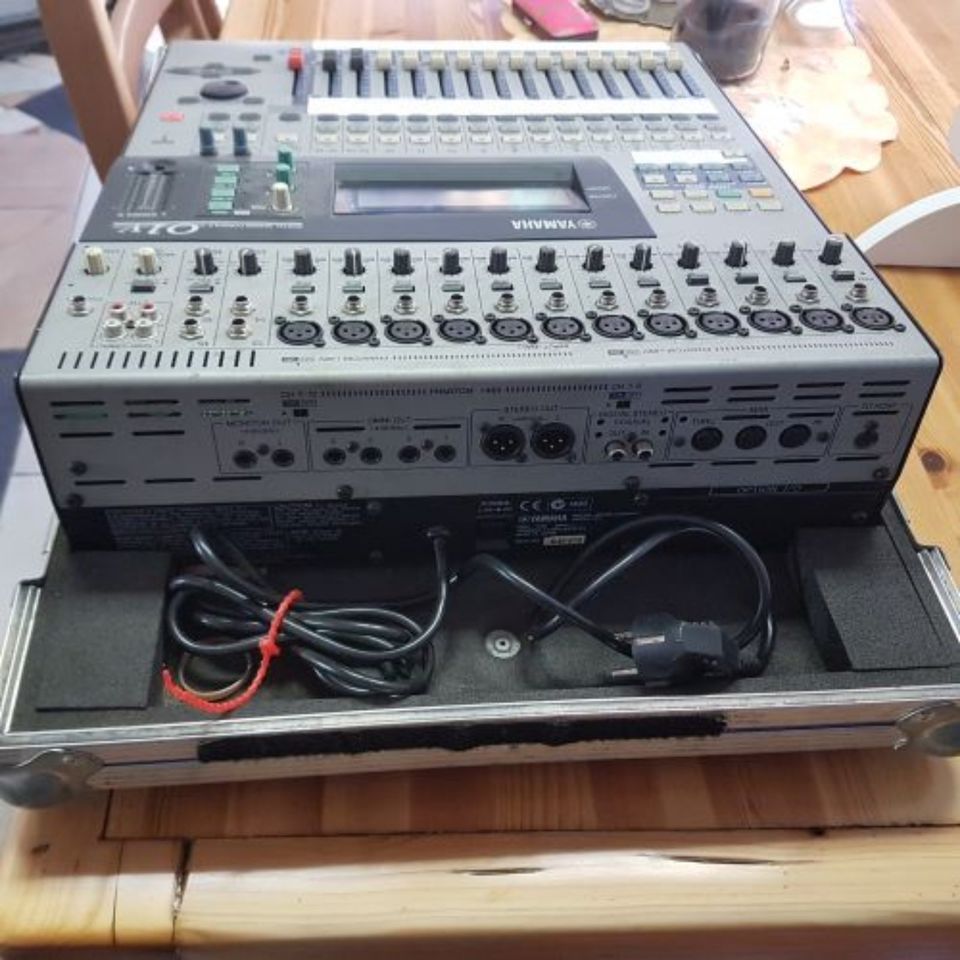 Yamaha Digital Mixer 01V mit Case in Winnenden