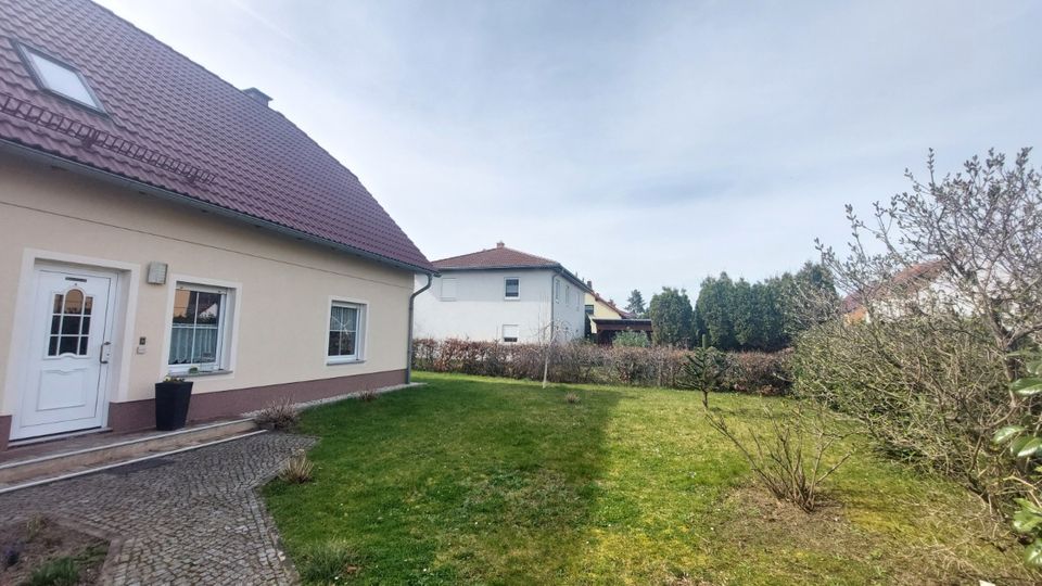 Großes Zweifamilienhaus mit 7 Wohnräumen, Kamin, Terrasse & Balkon sowie 2 Garagen & Carport in Radeburg