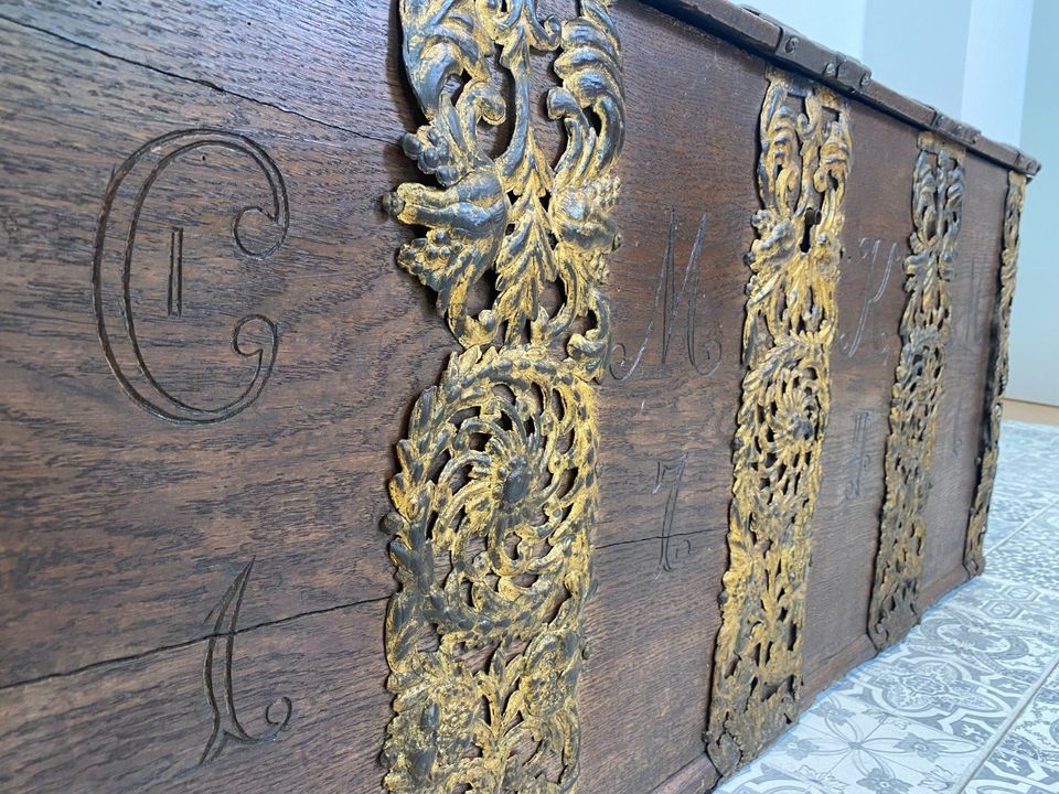 WMK Besonders schöne antike Truhe aus 1741, massiv Gebaut und mit Metallblech handbeschlagen - Kiste Piratentruhe Schatztruhe Kommode Wäschetruhe Vintage - Lieferung möglich in Berlin