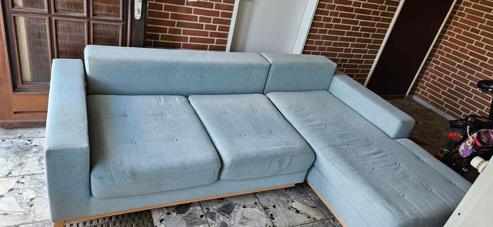Couch mit Schlaffunktion Hellblau in Raisdorf