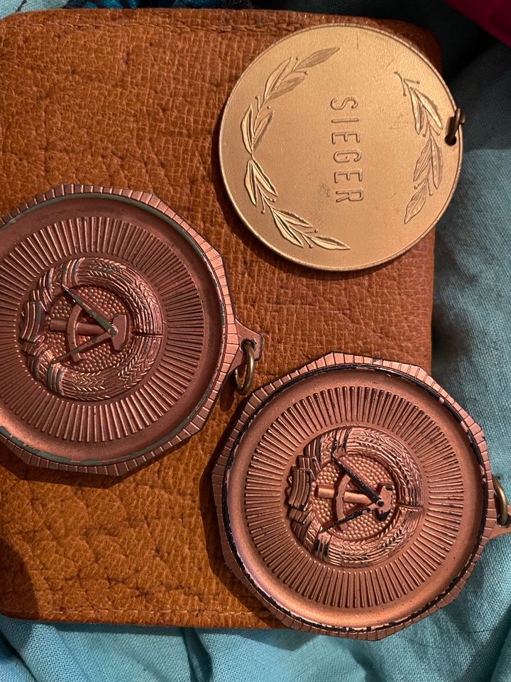 Alte DDR Medaillen in Berlin