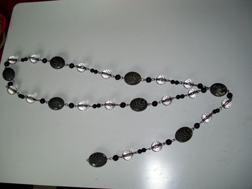 Lange Perlenkette mit schwarz / weißen Perlen in Bönen
