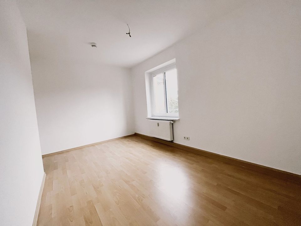 NEU! Sanierte Großzügige und helle 66,34 qm 3-Zimmer Wohnung mit Balkon, Küche mit Fenster, Badezimmer mit Wanne und Fenster, Garten Mitbenutzung, 200m zum Supermarkt, nur 1 Km zum Geiseltalsee! in Braunsbedra