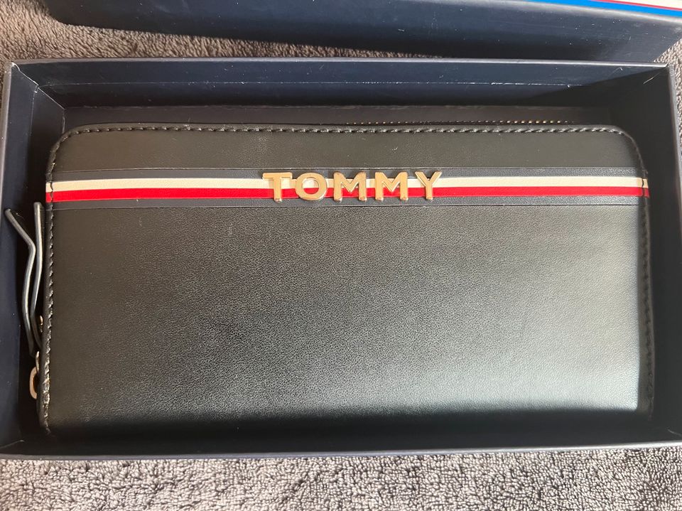 Tommy Hilfiger Geldtasche in Füssen