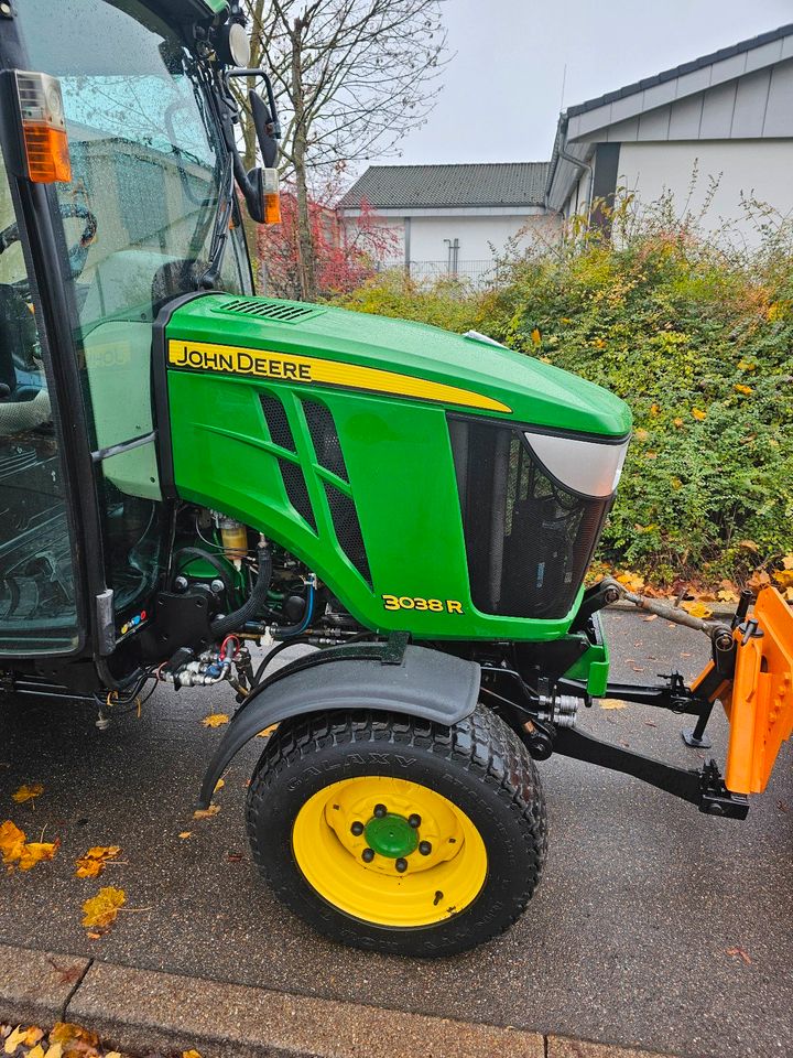 John Deere 3038R Kommunaltraktor Winterdienst in Stuttgart