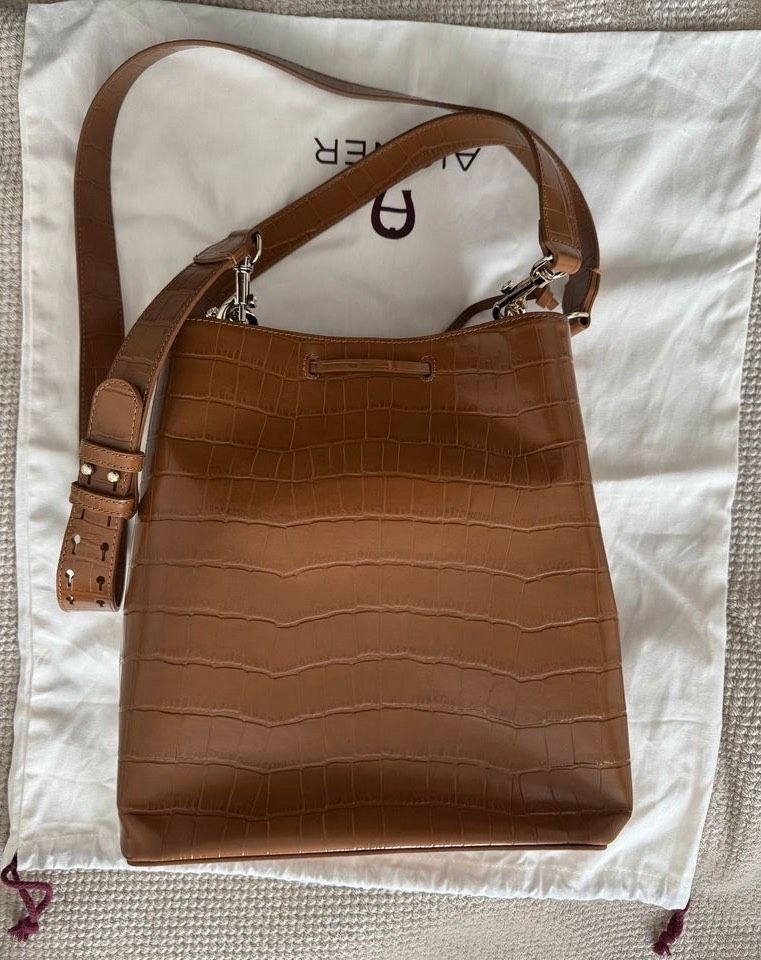 Aigner Beuteltasche „Laura“ Farbe cognac in Mörfelden-Walldorf