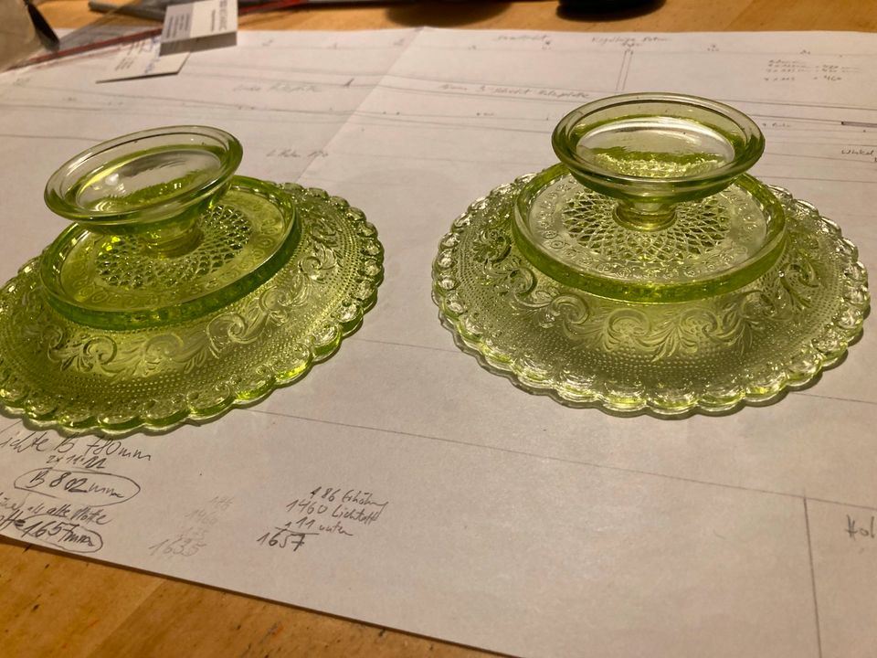 zwei alte Schälchen, Pressglas, grünlich in Ostfildern