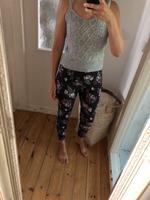 Gr.44 Janina Stretchhose schwarz mit Blüten Berlin - Wilmersdorf Vorschau