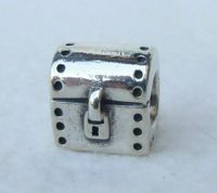 Originaler PANDORA Charm Schatztruhe Truhe Nr. 790425 Silber NEU Nordrhein-Westfalen - Kerpen Vorschau