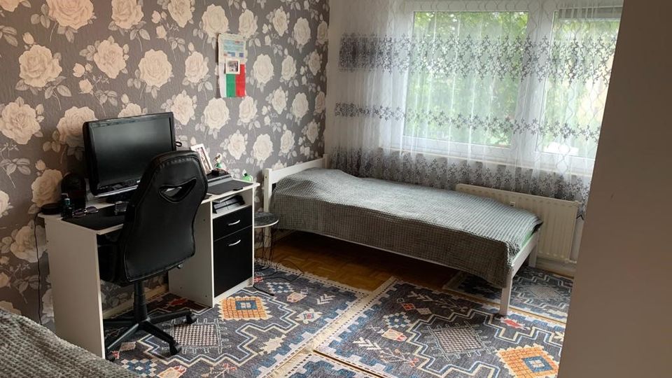 Achtung Preisreduzierung! Ausgezeichnete 2 Zimmer-Wohnung mit direktem Blick ins Grüne in Frankfurt am Main