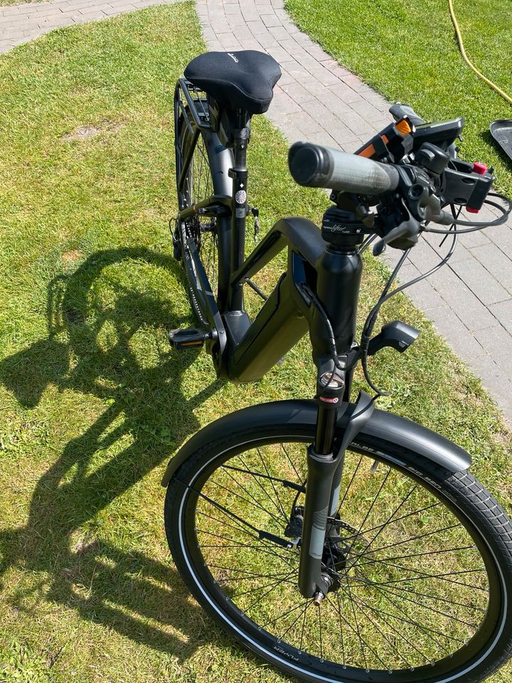 E-Bike Flyer Fahrrad 3 Jahre alt matt schwarz in Haren (Ems)