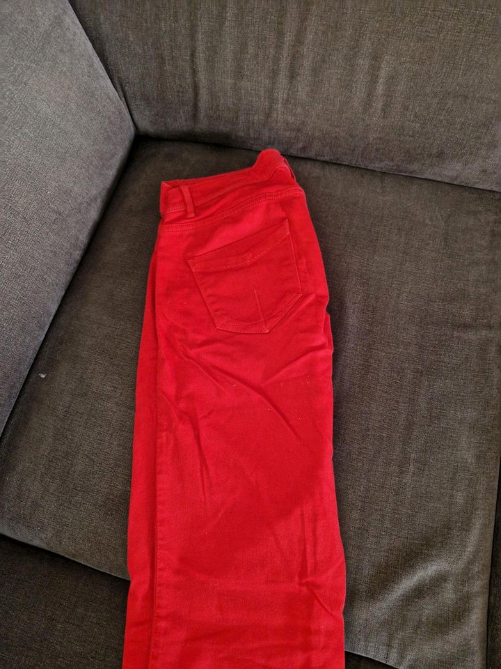 Zara Jeans Gr. 36 rot in Erkrath