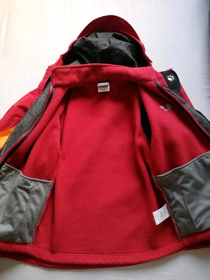 Jack Wolfskin zwei in eins Jacke in rot/ orange, Gr. 152 in Kreuzau