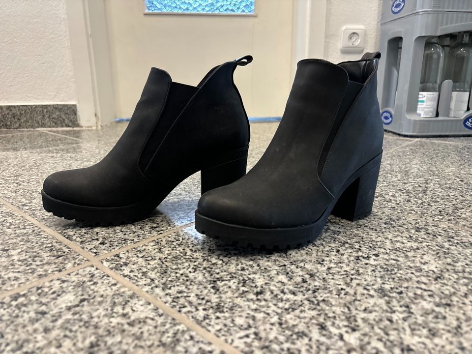 Damenschuhe Absatzschuhe Stiefeletten Stiefeln Schwarz Gr. 38 in Wackernheim