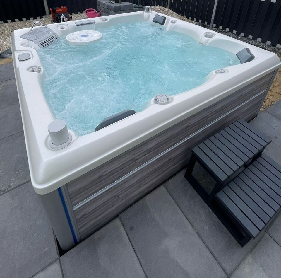 WOLKE7® EVO 5 Whirlpool 230 x 230 cm Jacuzzi Luxus 5 Personen Energiespar BADEFERTIG AUFGESTELLT Luxus in Rheine