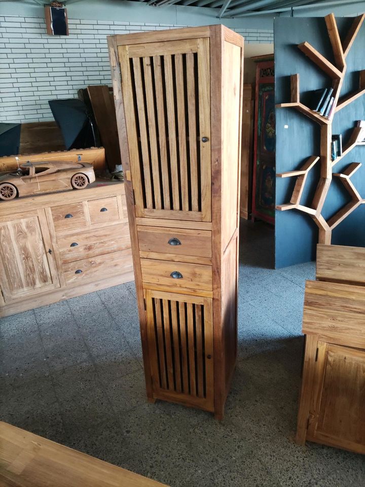 Badezimmer Schrank Hochschrank Regal massiv altes Teak Holz in Duisburg