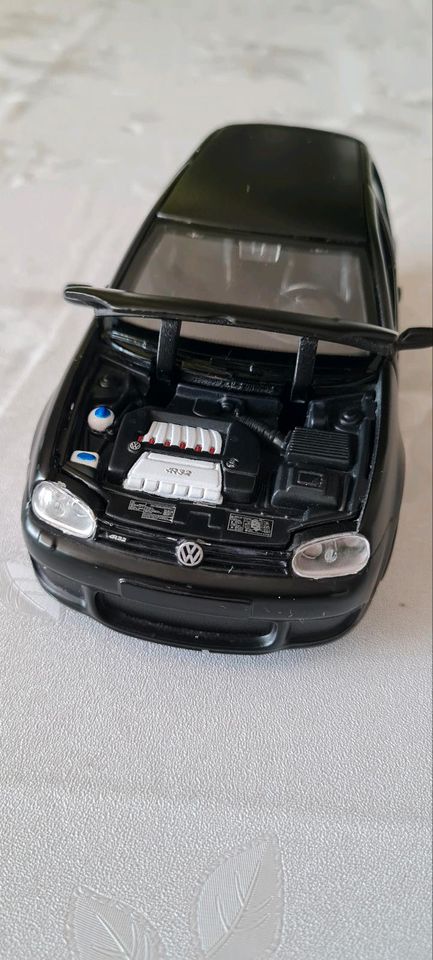 Maisto 31290 - Modellauto -Volkswagen Golf R32 (matt schwarz, Ma in Kitzingen