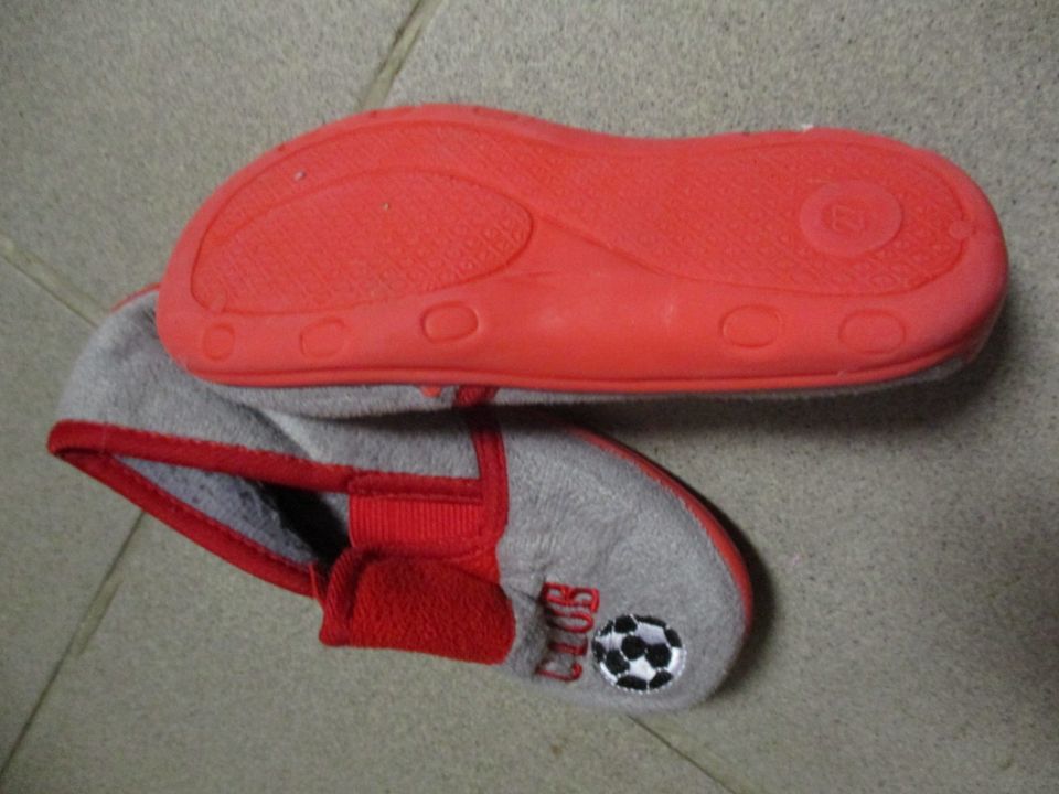 schöne Jungen Haus- Schuhe KiTa- Schuhe Gr. 27 Fußball Motiv rot in Elxleben an der Gera