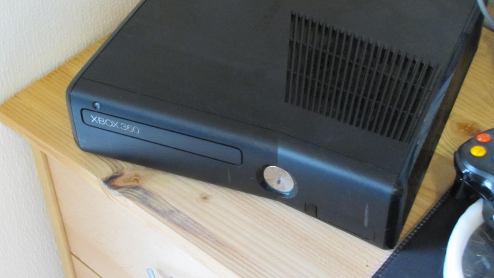 Xbox 360 - Konsole Slim 250 GB, schwarz-matt + 30 spiele in Offenbach