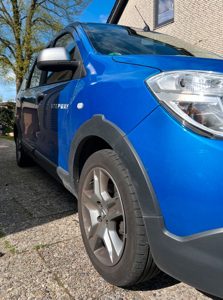 Dacia Lodgy Stepway plus, 7-Sitz (blue dci115), AHK, Winterreifen in Tornesch