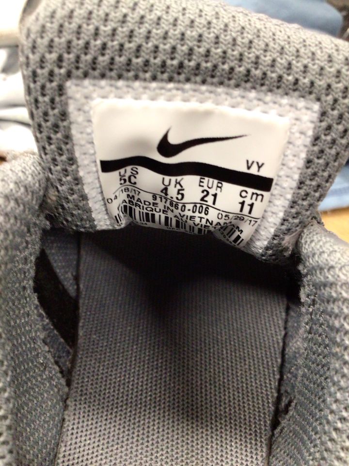 Nike Air Kinderschuhe Gr. 21 grau Babyschuhe in Krefeld
