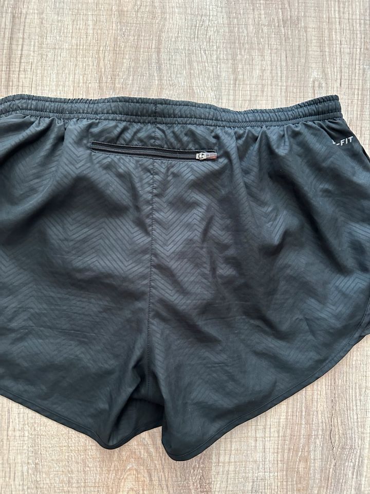 Nike Performance Sport Shorts schwarz dri fit Größe M in Hamburg