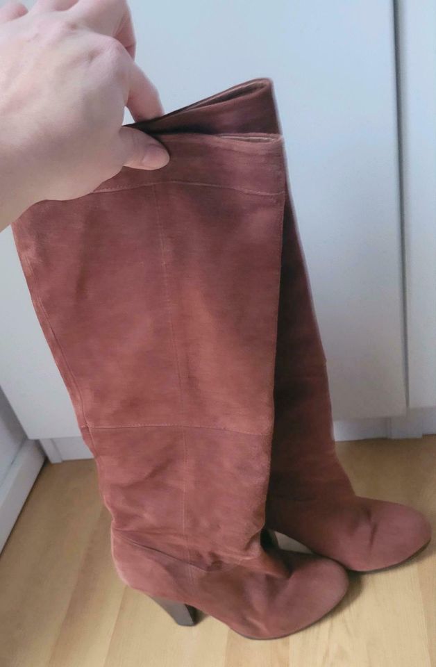 sehr gut erhaltene Wildlederstiefel von H&M in Größe 38, braun in Düsseldorf