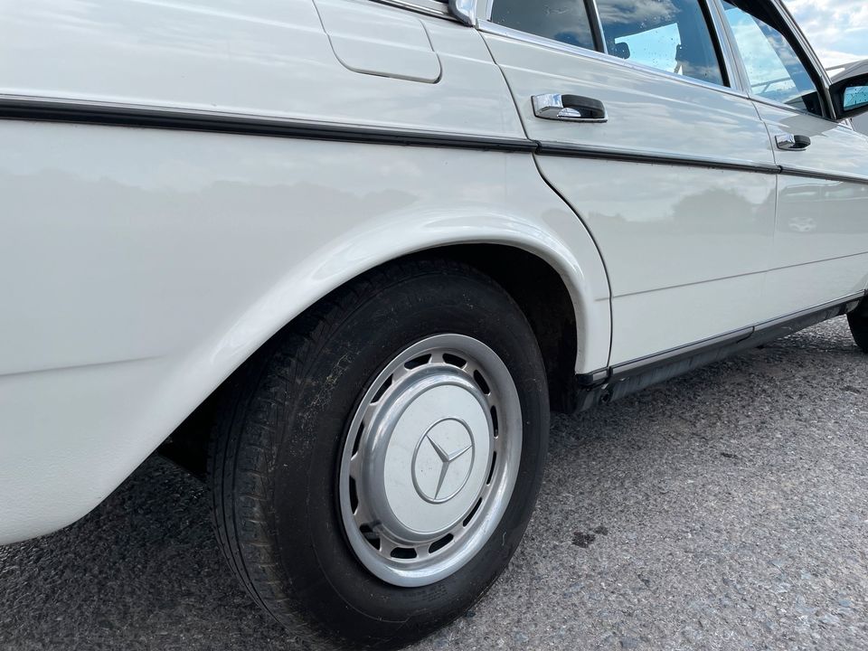 Mercedes Benz W123 2.3E 5-Gang in Lage