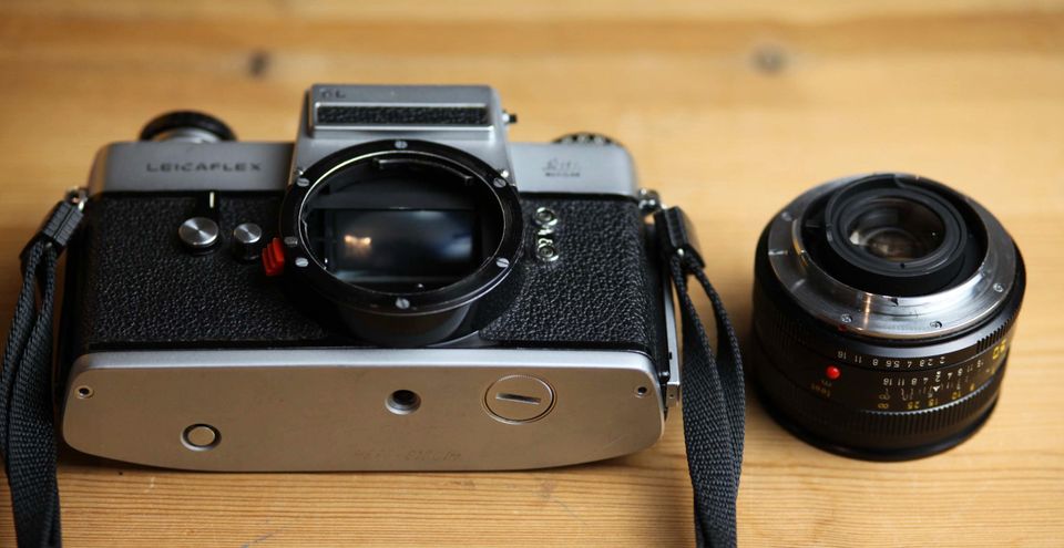 Leica Leicaflex SL mit 2.0/50mm Objektiv /Leica-Trageriemen in Wedemark