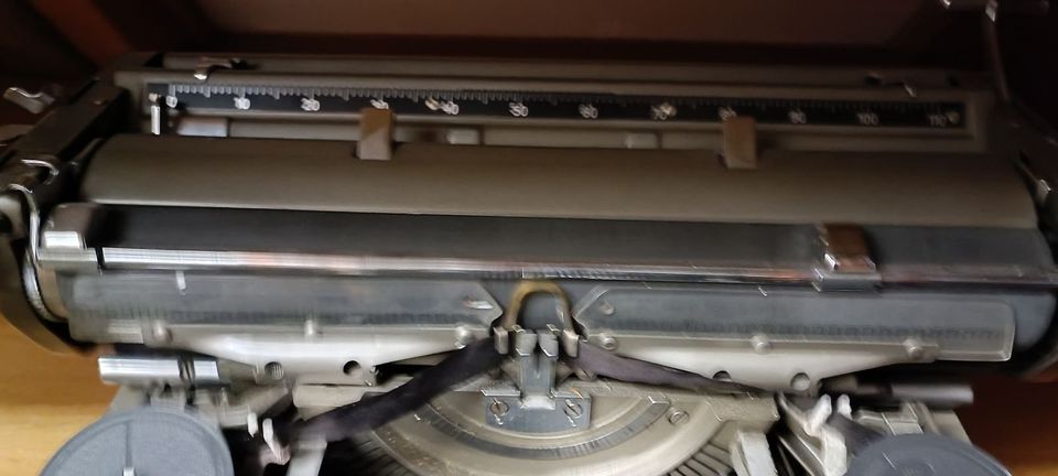 Adler Schreibmaschine sehr alt und schwer 50er Jahre ca. 17 kg in Bad Harzburg