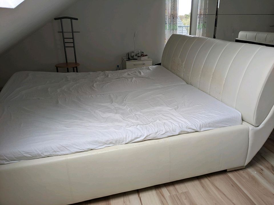 Bett ohne Matratzen und Lattenroste in Wermelskirchen
