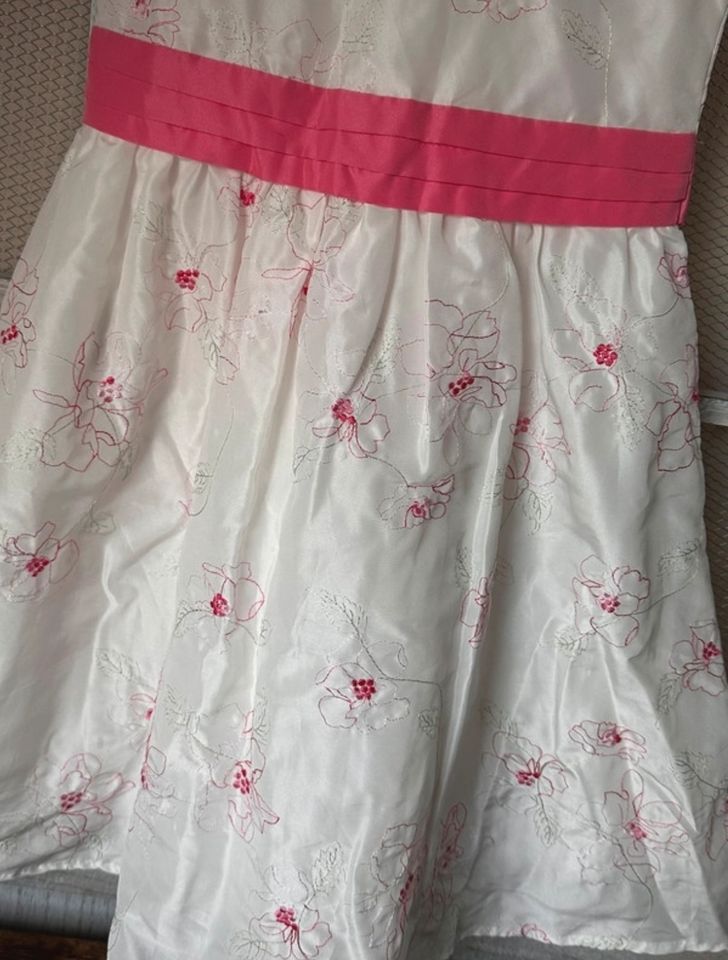 Mädchen Kleid mit Unterrock pink weiß Blumen Größe 128 in Burscheid