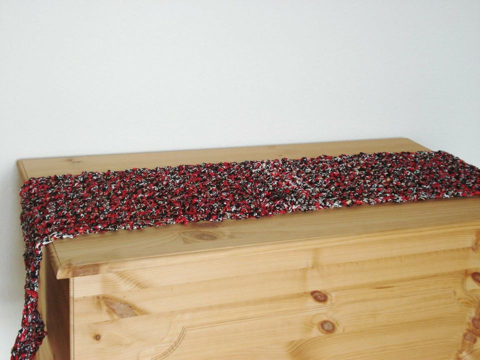 Tischläufer rot schwarz weiß Textilgarn gehäkelt in Geisingen