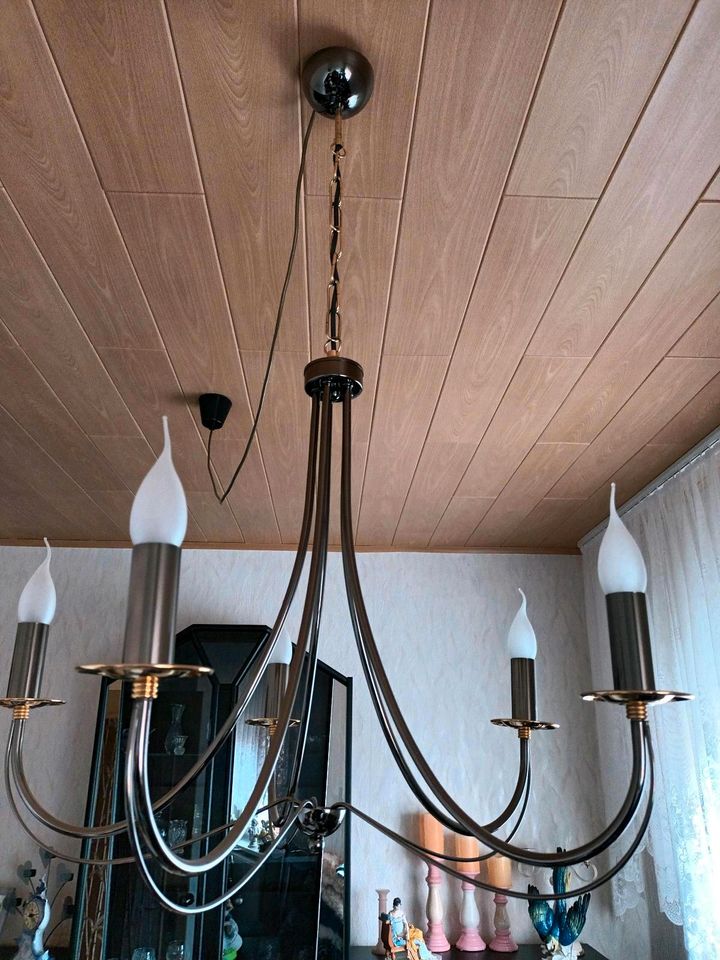 Moderner Kronleuchter,  Deckenlampe, Tiffanylampe in Halle