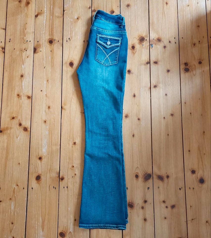 Bootcut Jeanshose mit verzierten Hosentaschen y2k in Hannover