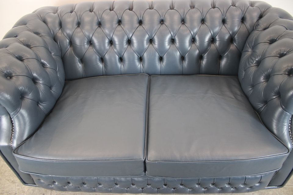 Englische Chesterfield Club Sofa Echt Leder Dunkel Blau Couch in Berlin