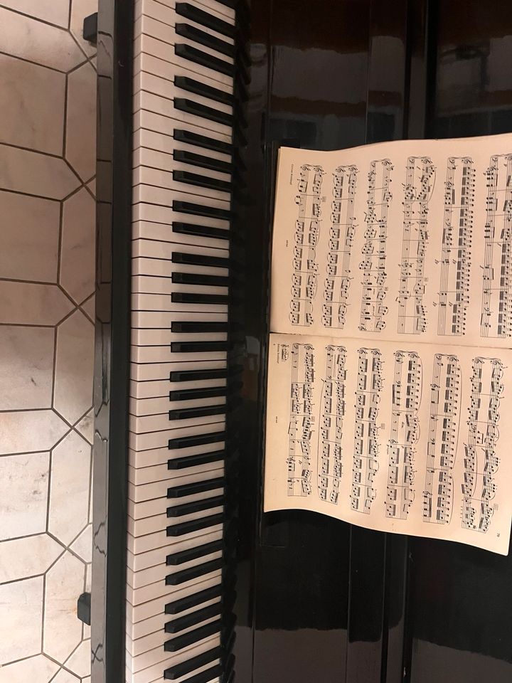 Klavier, Piano schwarz glänzender Lack inkl. Klavierstuhl in Wachtendonk
