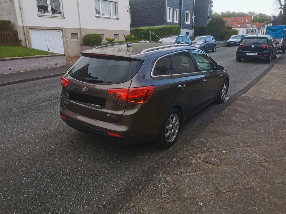 KIA Cee'd SW 1,6l CRDI Klima/Navi/8x bereift uvm. in Wuppertal