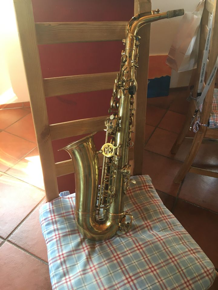 Saxophon mit Koffer und Zubehör in Döhlau