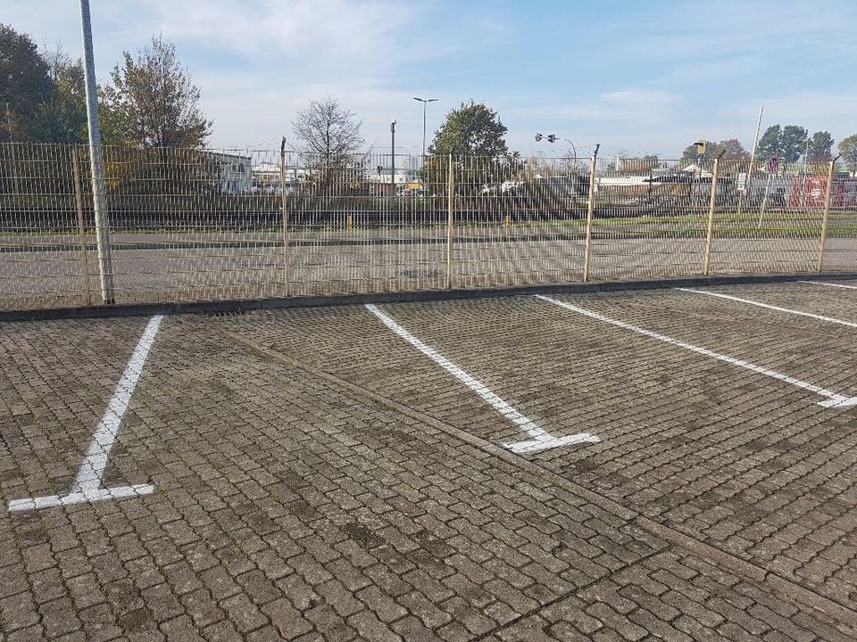 Parkplatz, Stellplatz, Pkw, Wohnmobil, bei AKN-Station in Kaltenkirchen