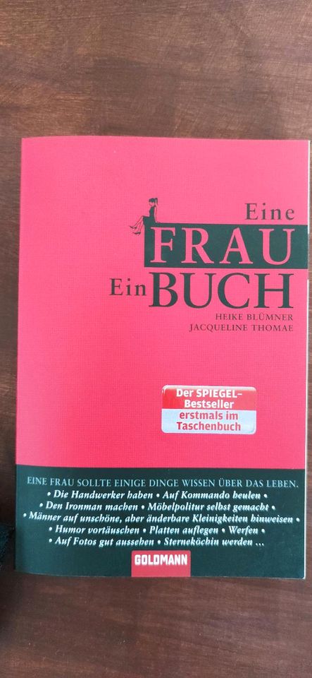 Eine Frau ein Buch in Essen