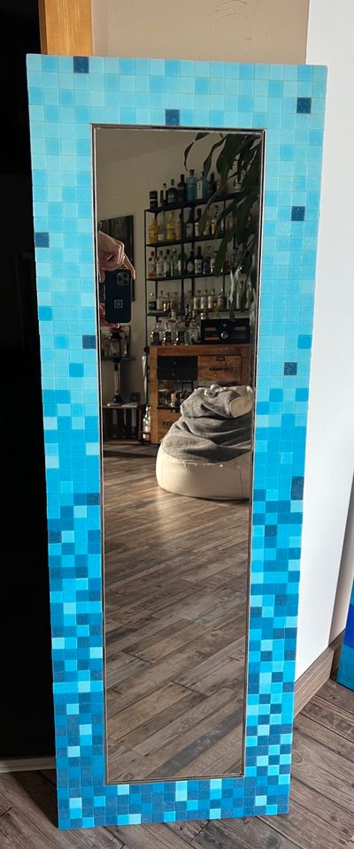 Spiegel Mesnali von IKEA mit blauem Mosaikrahmen in Hünxe