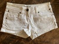 Weiße Hot Pants Hessen - Niestetal Vorschau