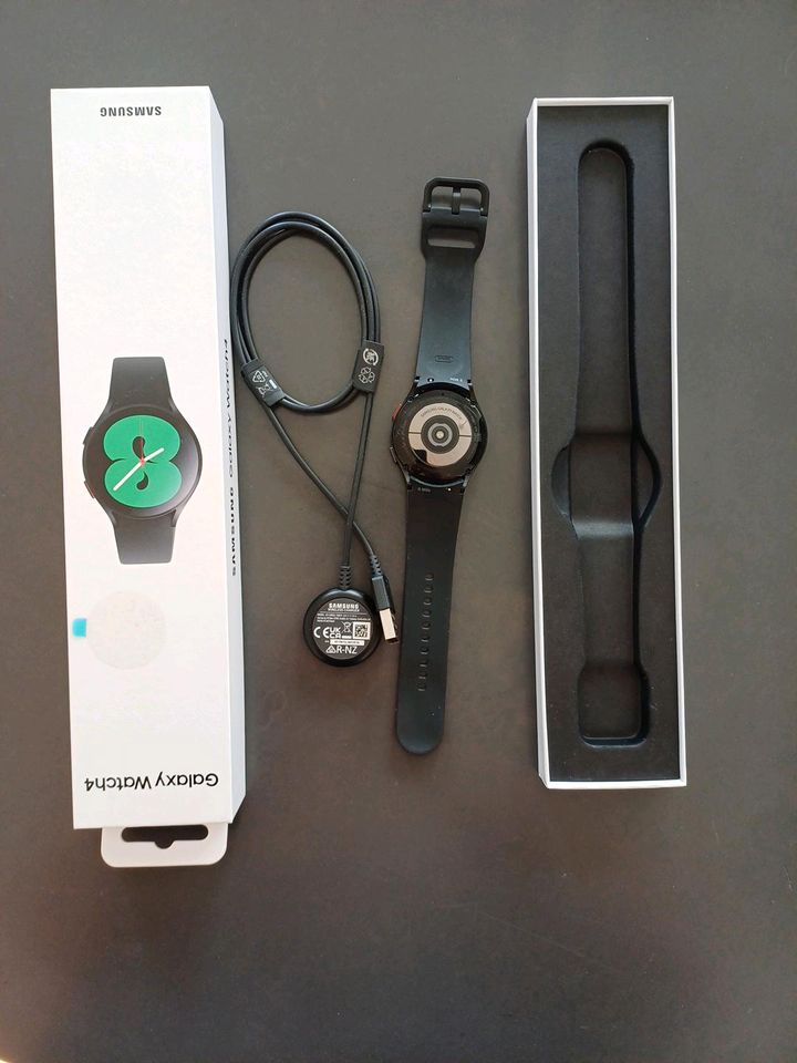 Samsung Galaxy Watch 4 Schwarz . Große 40 mm. in Endingen