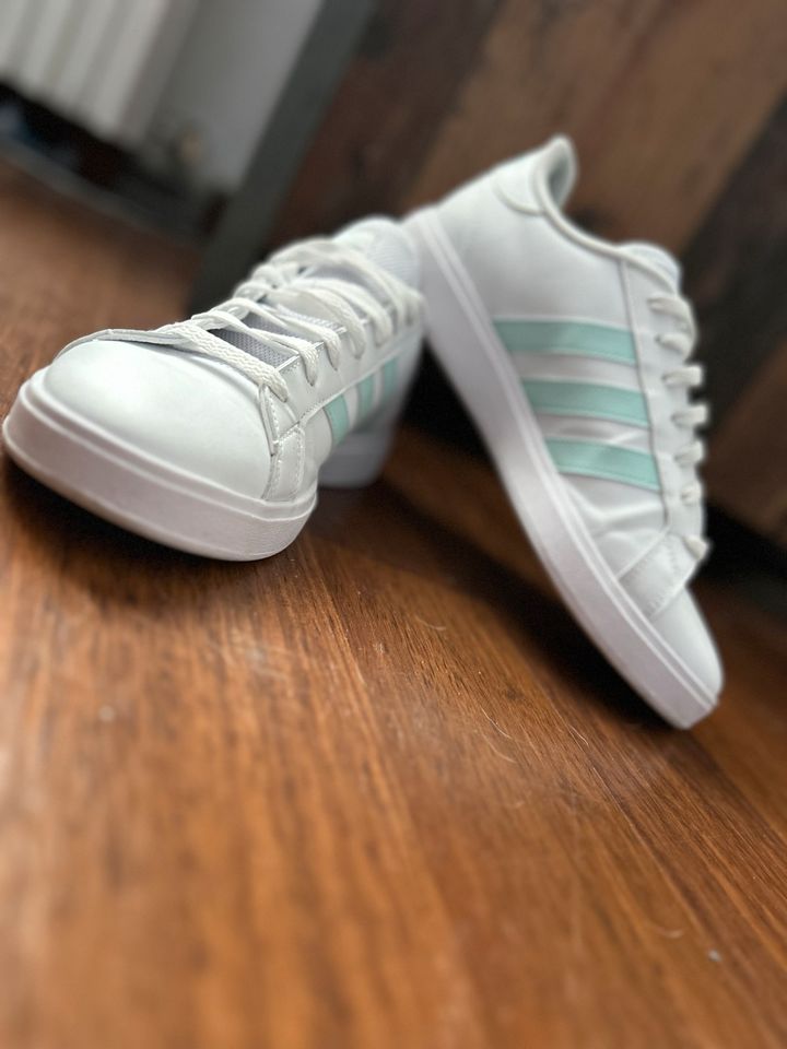 Adidas sneaker Weiß / türkis in Schwanewede