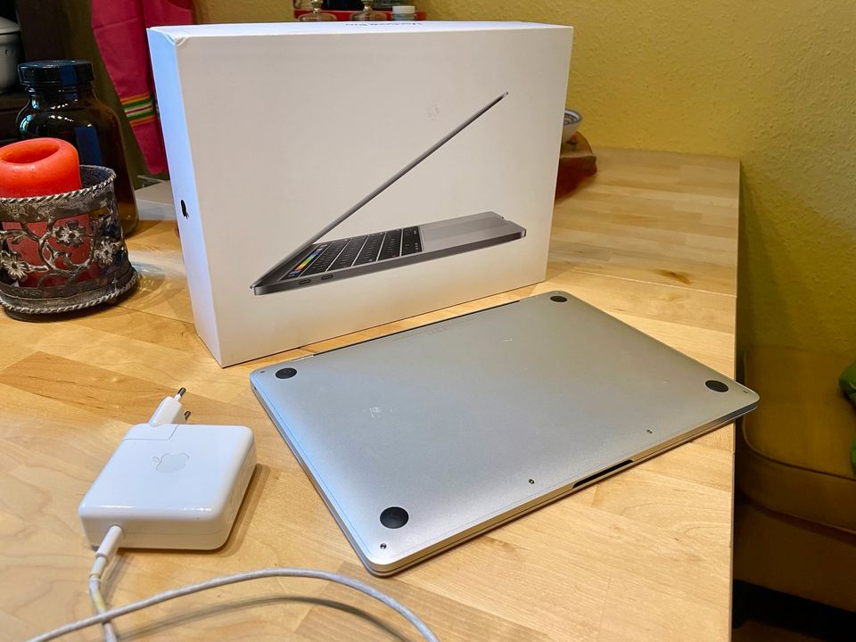 MacBook Pro 13“ / 8GB RAM / 256GB SSD - TOP mit OVP! in Berlin